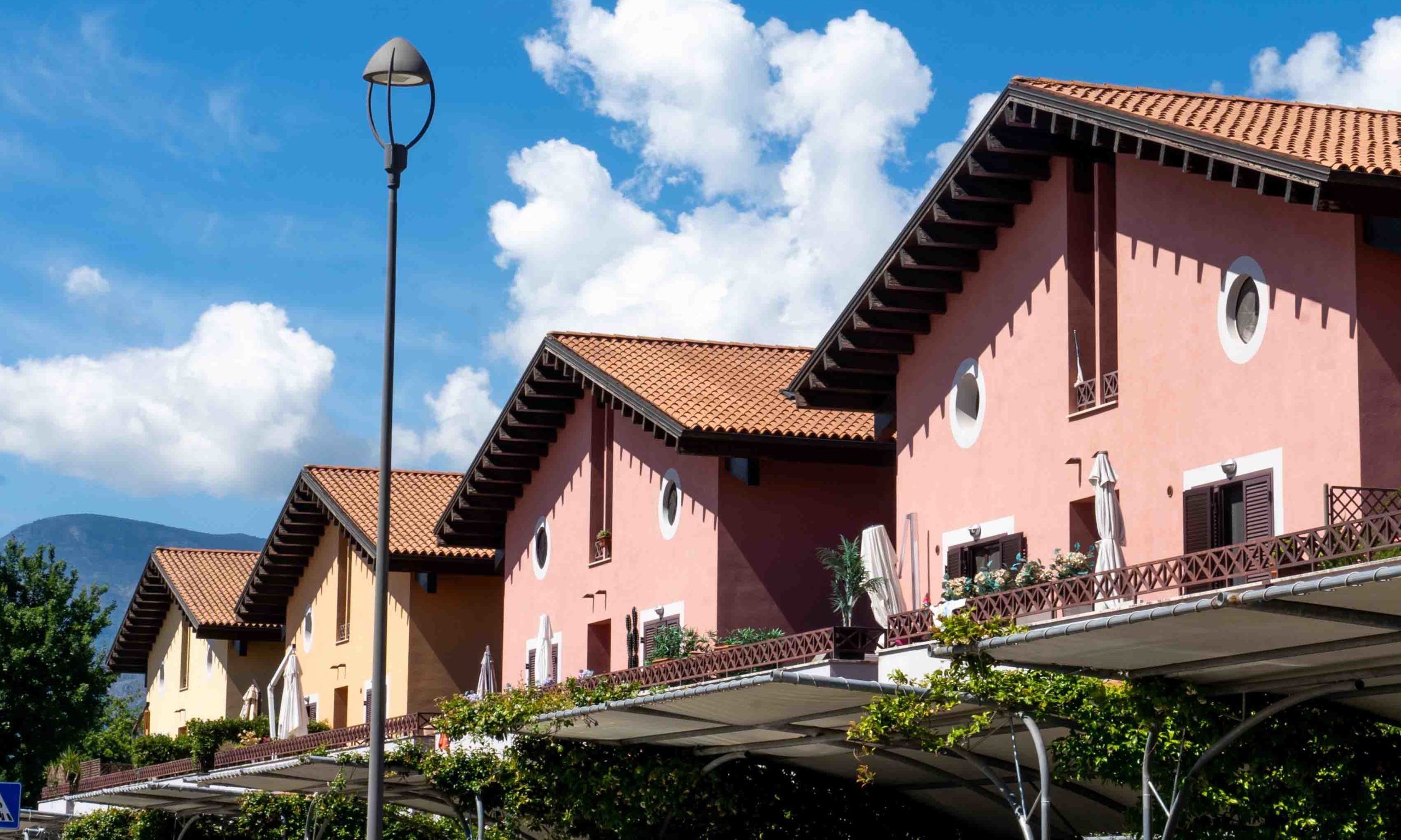 https://www.villaggioblu.it/wp-content/uploads/2019/11/Edera75_Ferentino_Gallery_esterni_1-scaled-e1656349303853.jpg