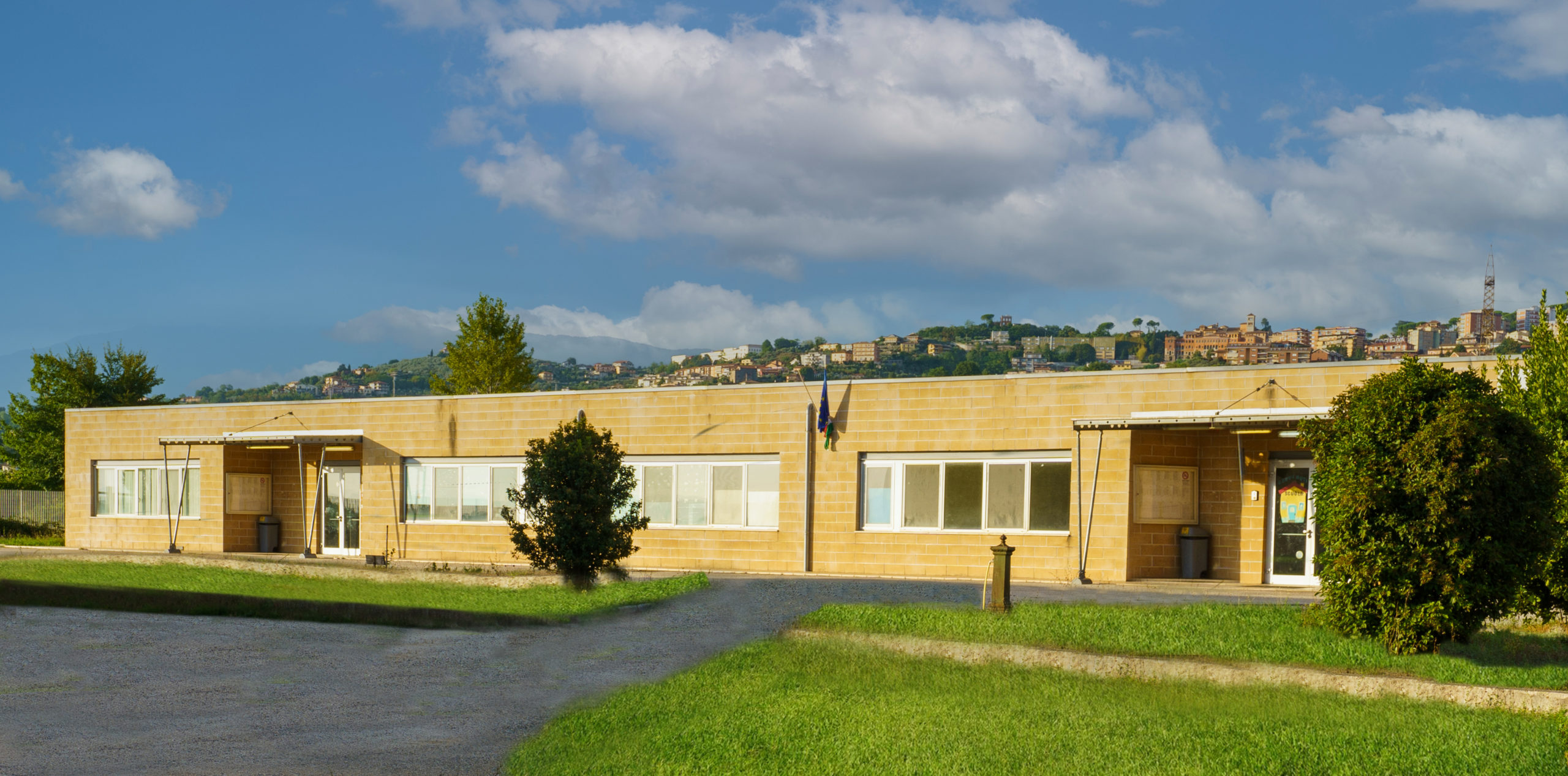 https://www.villaggioblu.it/wp-content/uploads/2022/08/scuola-scaled.jpg
